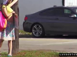 Adolescente autostopista folla enorme pene al aire libre punto de vista