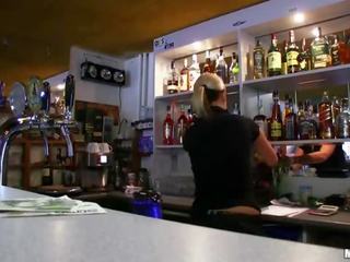 Amatir pelayan bar lenka reamed untuk uang tunai