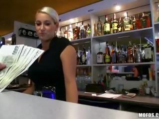 Grande mamas bartender gaja fodido em trabalho