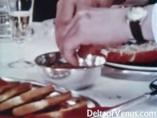 Vuosikerta x rated video- 1960s - karvainen aikuinen ruskeaverikkö - pöytä varten kolme