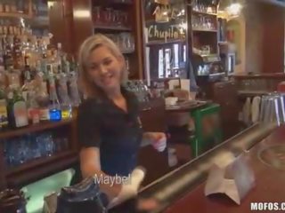 Bartender suge peter în spatele counter